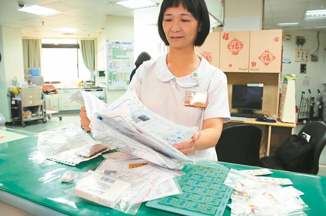護理人員看著阿櫻阿嬤好幾疊厚厚的藥袋，也都看傻眼。 記者程遠述／攝影