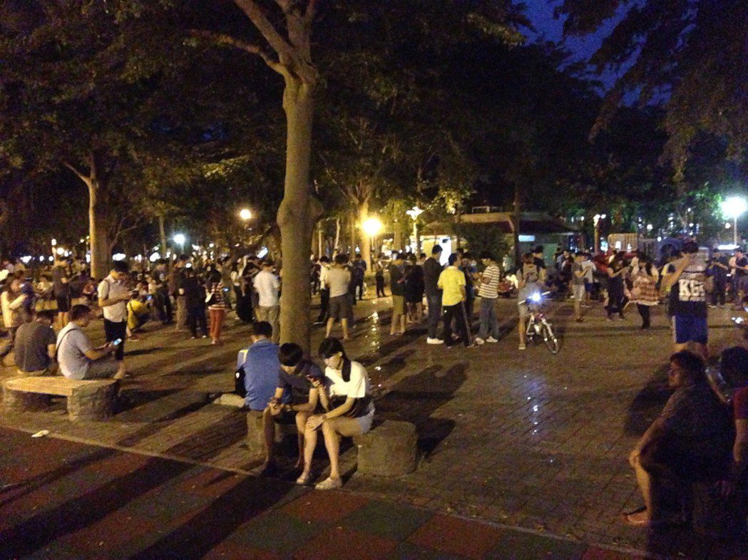 台南市晚上還能夠看到民眾在公園玩寶可夢的情況 圖/市立醫院提供
