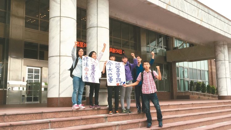 東華大學烏頭翁社和環保團體昨日上午在花蓮縣議會外抗議。 記者王思慧／攝影