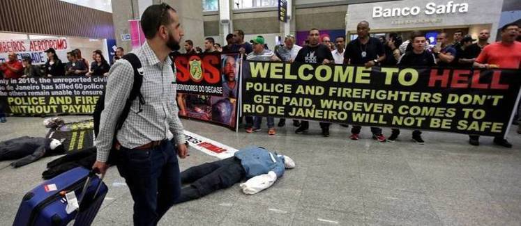 巴西奧運蒙陰影 薪資一再拖欠 員警拉布條抗議 | 文章內置圖片