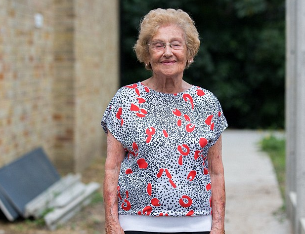現年99歲的麥妮已經在健身房工作50多年，身體仍相當硬朗。圖擷自DailyM...