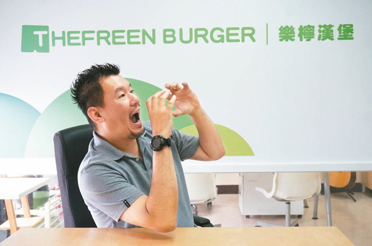 「樂檸漢堡」創辦人「YC」陳永中，把品牌當自己小孩，盼將本土美式漢堡發揚光大。 ...