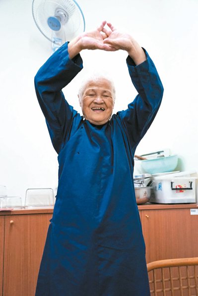 陳綢阿嬤最愛拉筋做養生操，讓人看不出她已經高齡八十六歲。 記者陳妍霖／攝影