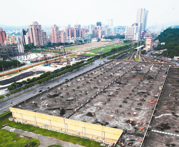 台北市捷運局昨天召開記者會指出，南港機廠聯開案，日勝生主張5.6億元的前期興建成...