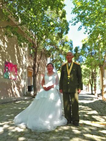 老兵李廣發和妻子曹秀蘭補拍婚紗照。（取材自微博）