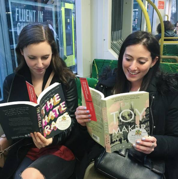 Ali Berg和Michelle Kalus都喜歡看書，發起閱讀活動。圖截自／...