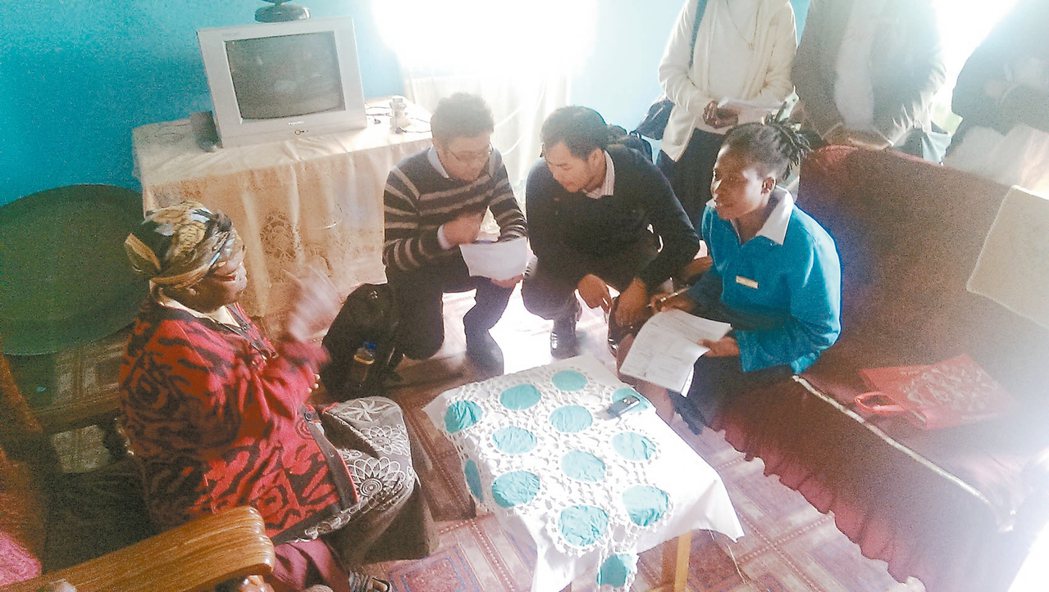連加恩（條紋衣者）在非洲進行社區居家訪視。 圖／連加恩提供