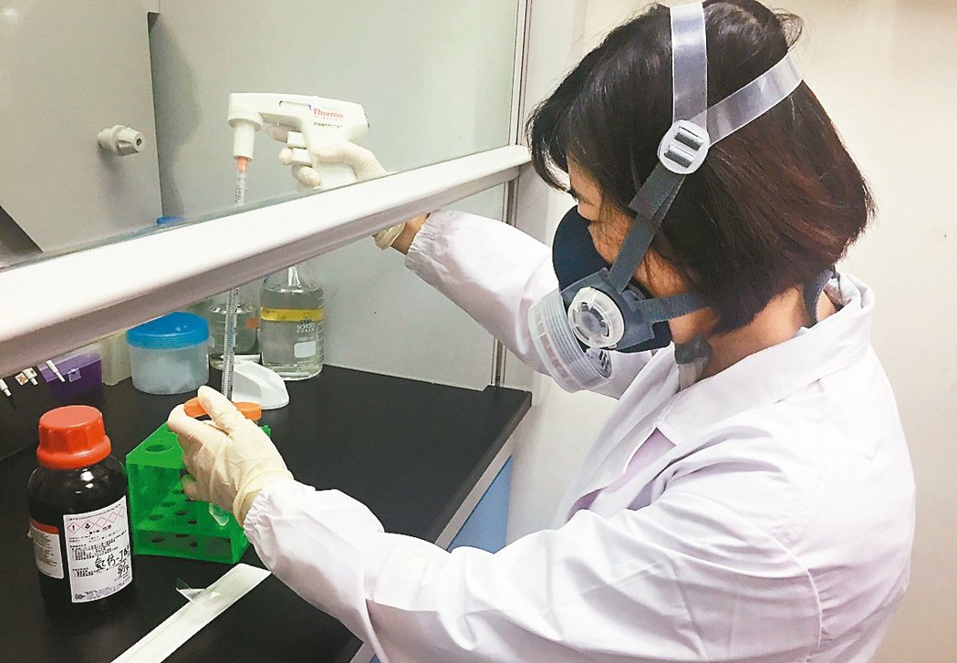 弘光研究員在實驗室裡快速檢測諾羅病毒。 圖／弘光科技大學提供