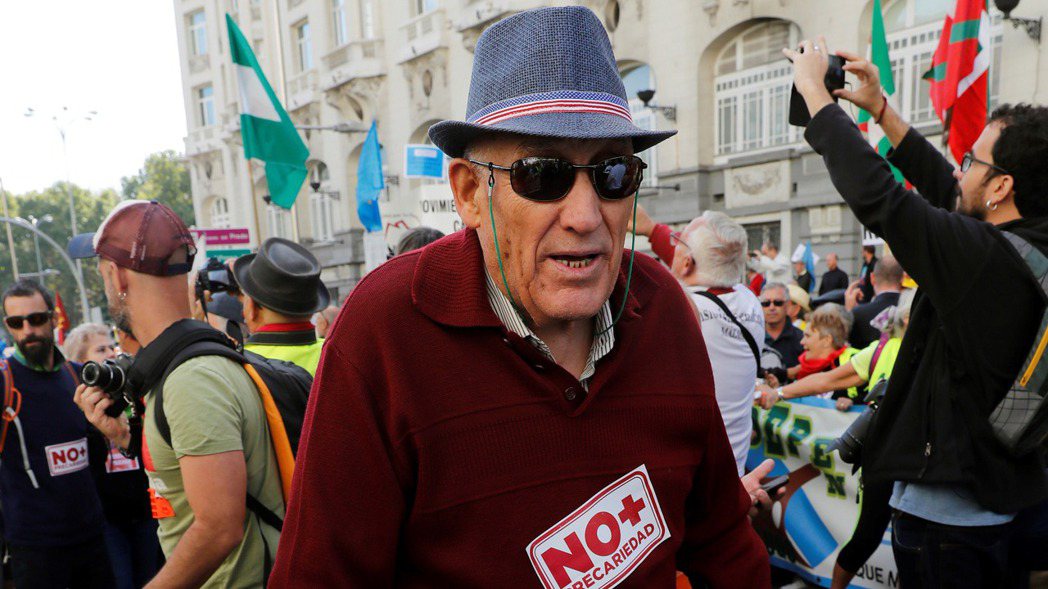 本月16日在西班牙馬德里上街要求政府提高養老金的退休人士。   （歐新社）