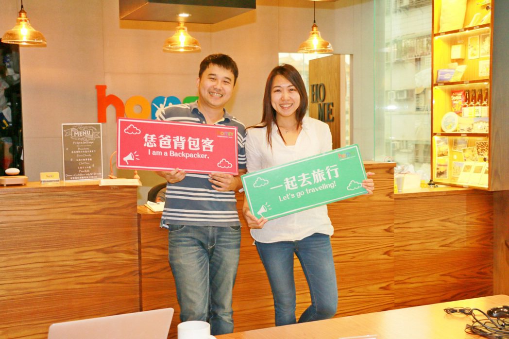 創辦人(左)總經理蕭宗仁、和妹妹蕭凌雲(右)表示，紅米(homey)的意義，是要...