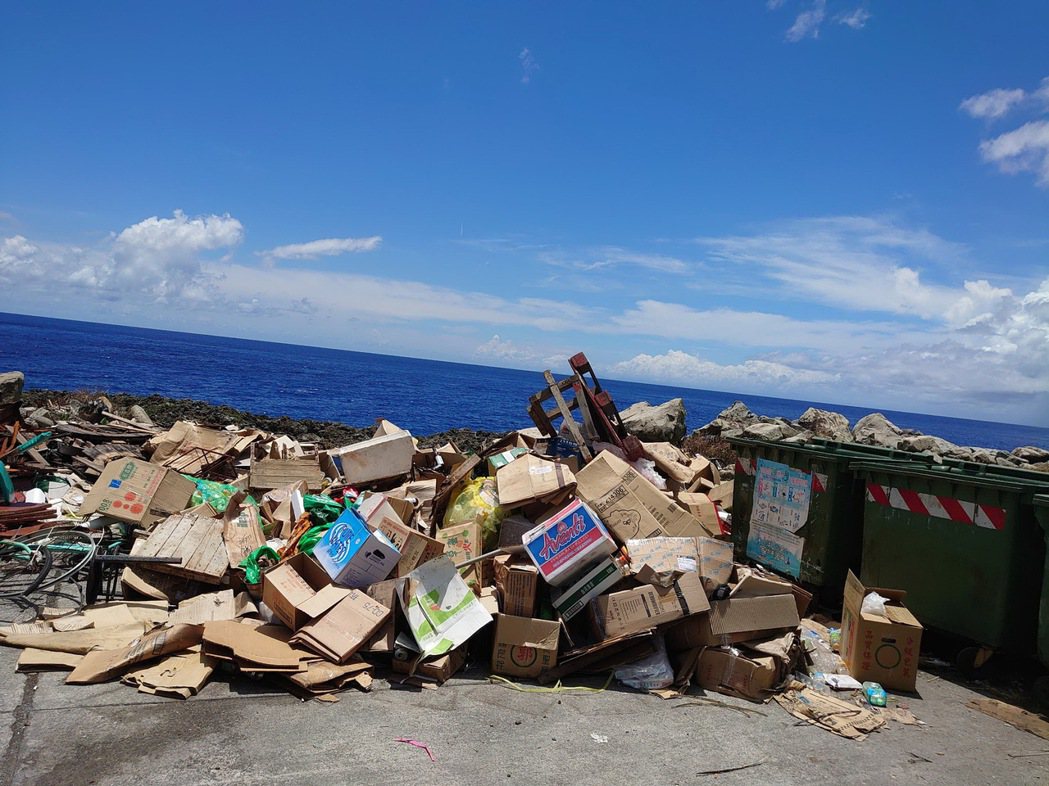 暑假期間，蘭嶼島上隨處可見垃圾被棄置在環島公路邊。記者羅紹平／翻攝