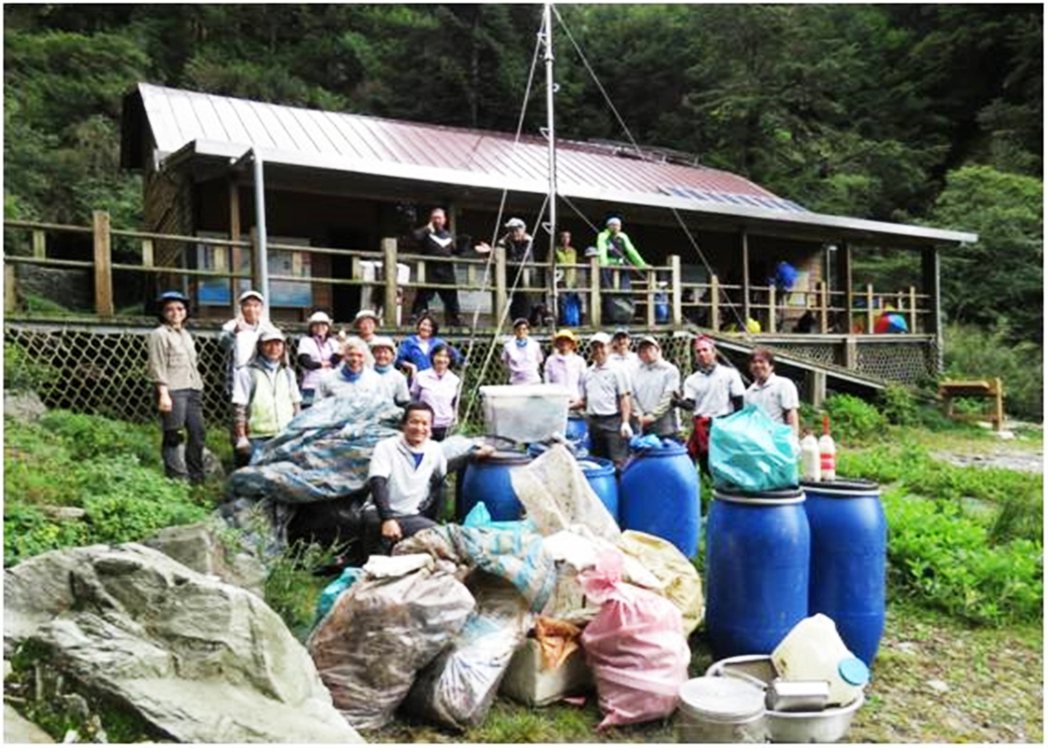 台東林管處105年舉辦嘉明湖淨山，清出8百多公斤垃圾。圖／台東林管處提供