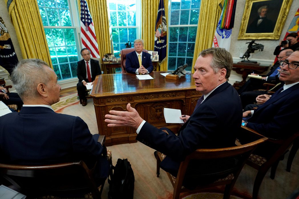 美國總統川普10月11日在白宮接見美中談判代表後，宣布美中達成第一階段貿易協議。...