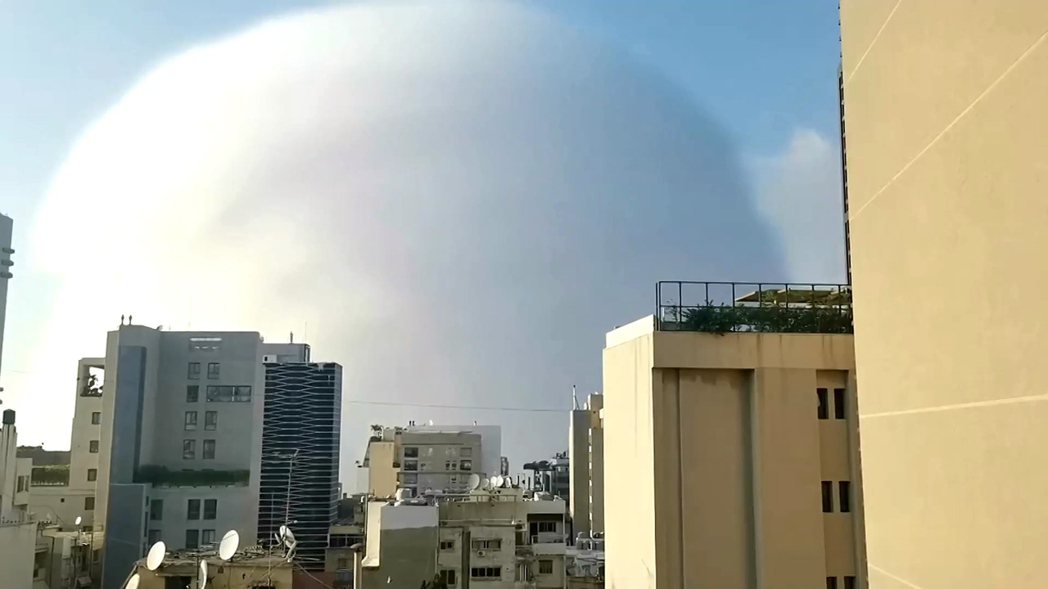 黎巴嫩首都貝魯特市中心附近港區4日發生大爆炸，有目擊者拍到宛如廣島原爆的蕈狀雲。...