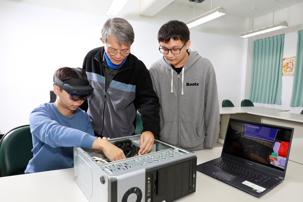 資工系主任林仁勇(中)指導學生研發將MR混合實境眼鏡導入遠距維修製程的AI系統化...
