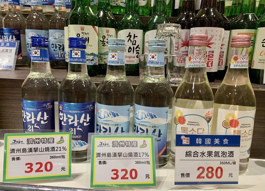 夢時代B1F韓國美食展，推薦熱賣款燒酒。 高雄夢時代/提供。