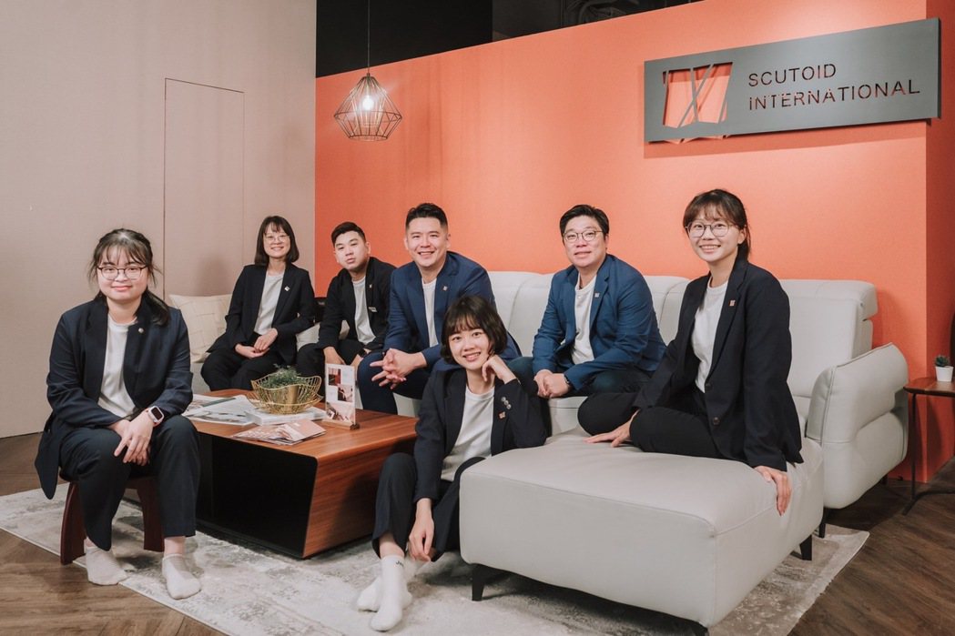 思拓團隊由超過 30 年經驗台灣職人組成，為消費者訂製每一座專屬電動沙發，貼合每...