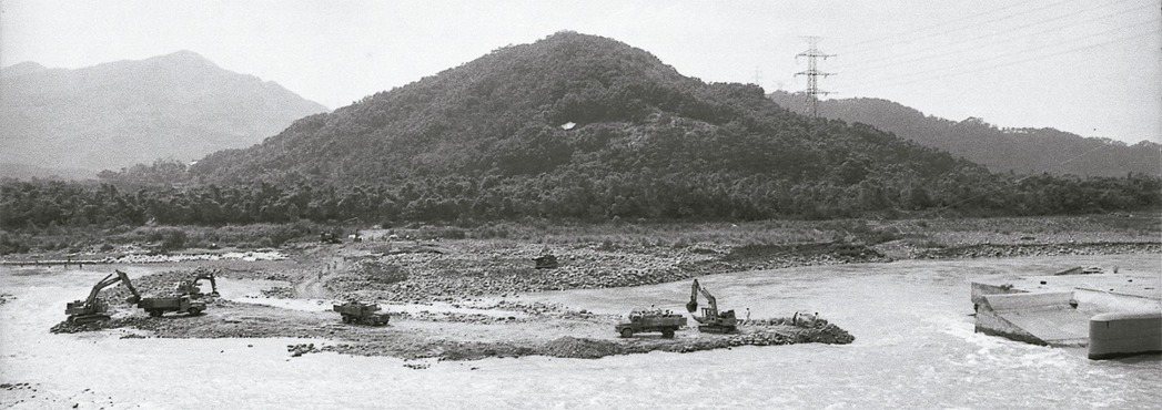 青潭堰搶修工地，國軍工兵部隊以推土機架設浮橋。 聯合報系資料照片