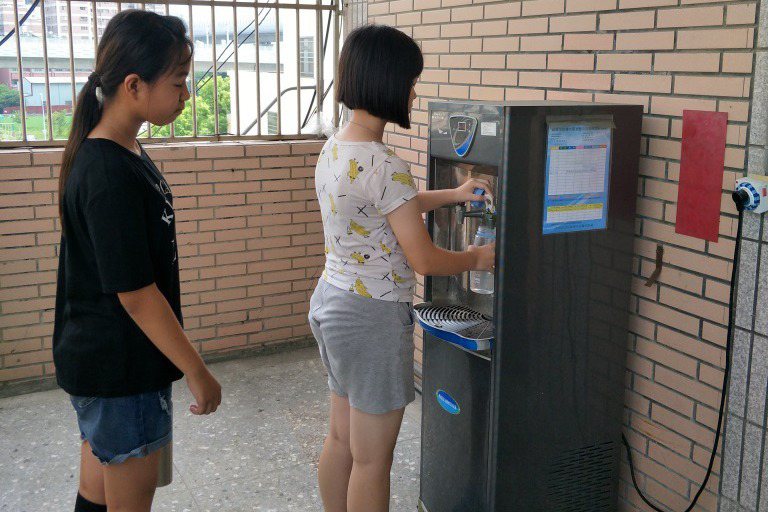 天氣熱，學生對飲水需求高。圖／台中市教育局提供