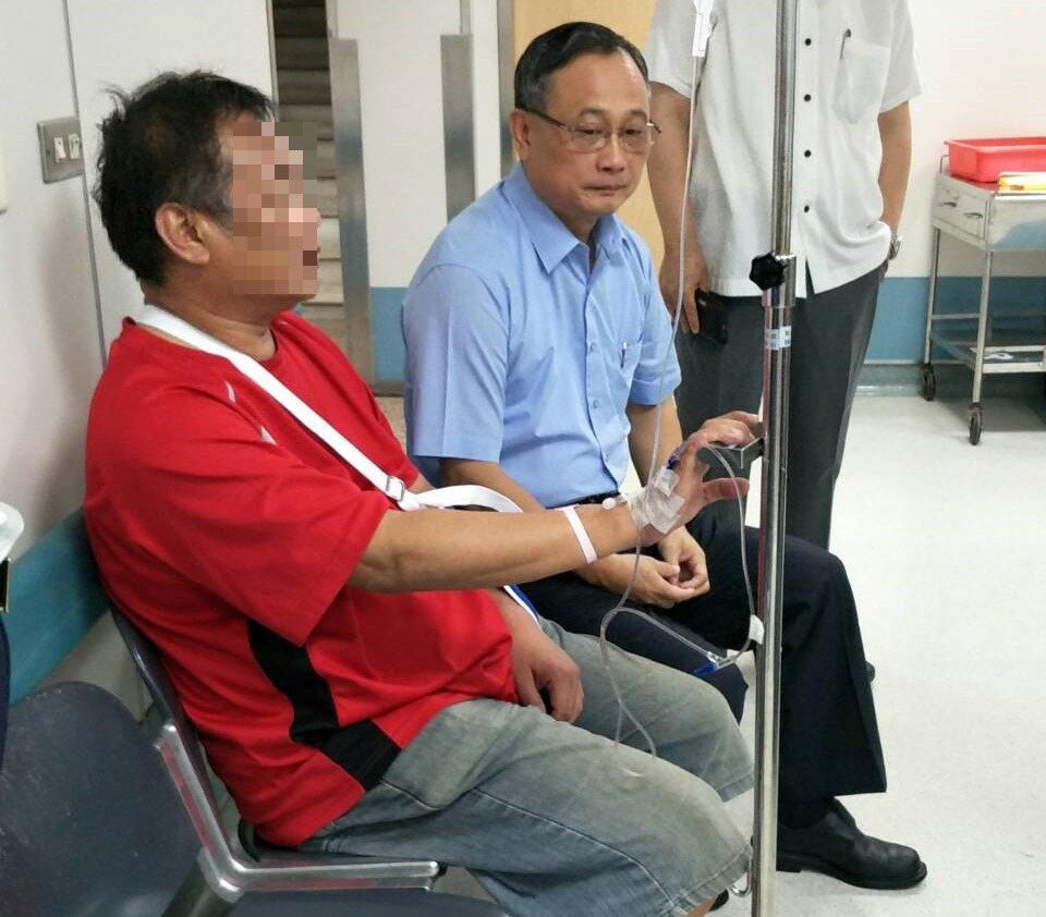 電視台記者（左一）採訪遭打斷左手臂，高雄市府警察局長陳家欽（中）上午到醫院探視。...