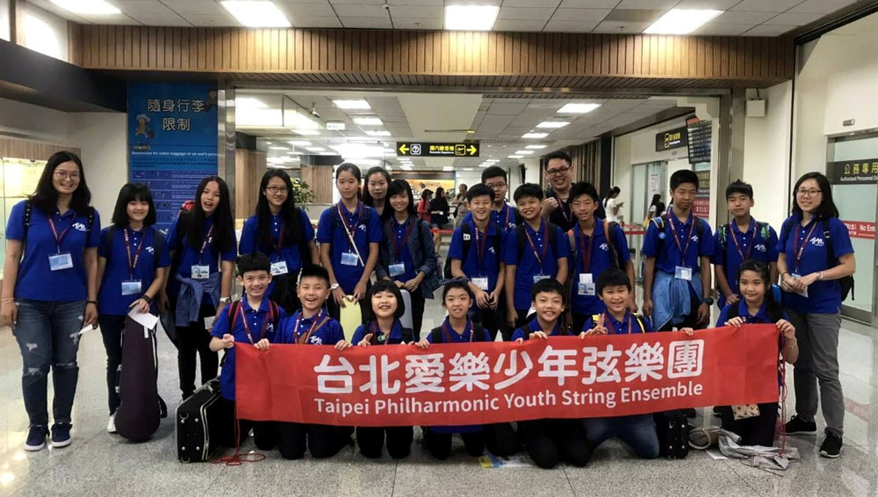 台北愛樂少年弦樂團的小音樂家們8日帶著樂器到澎湖旅行，除在菊島傳送美麗樂符外，1...