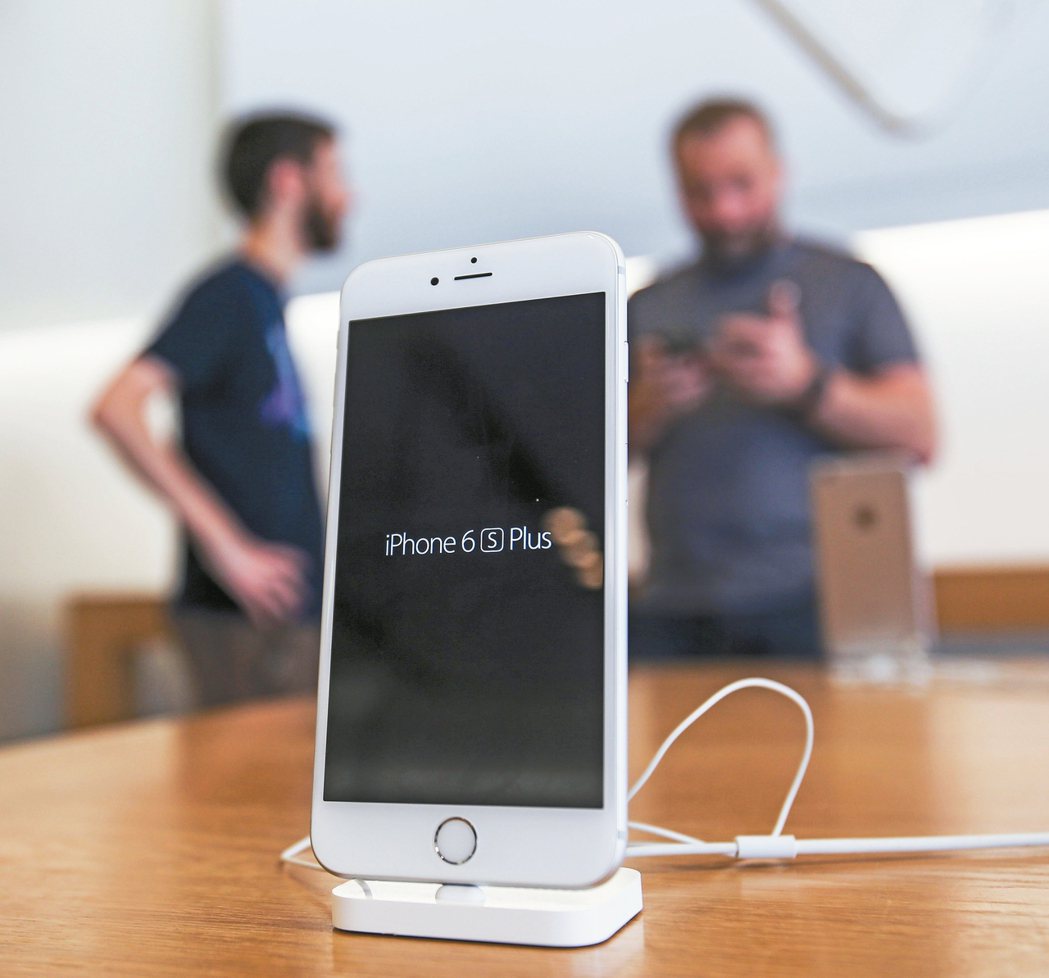 正當蘋果公司（Apple Inc.）宣布iPhone 6s手機部分批號因電池問題...