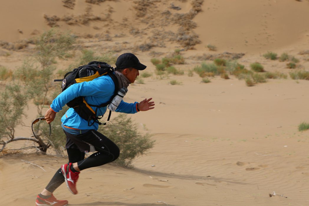 黃遠在「一萬公里的約定」挑戰沙漠中跑步。圖／夢想啟動有限公司