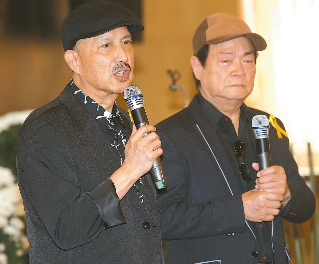 歌手余天（左）與劉福助獻唱「思慕的人」，緬懷郭金發。 記者劉學聖／攝影