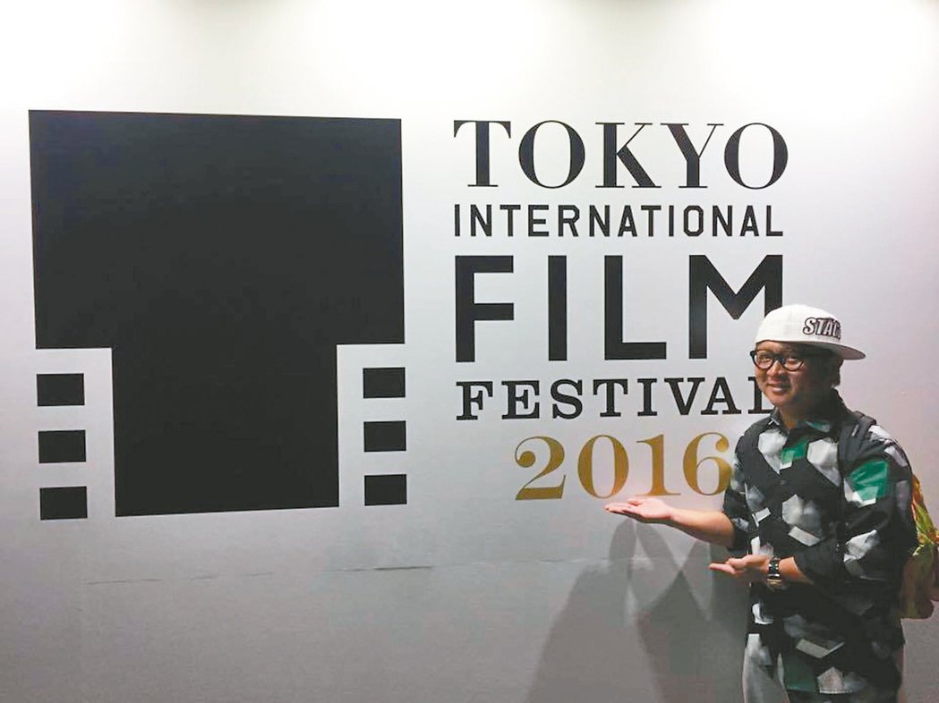 納豆以電影「一路順風」參展東京影展，有許多櫻花妹為他打氣加油。 圖／取自於臉書
