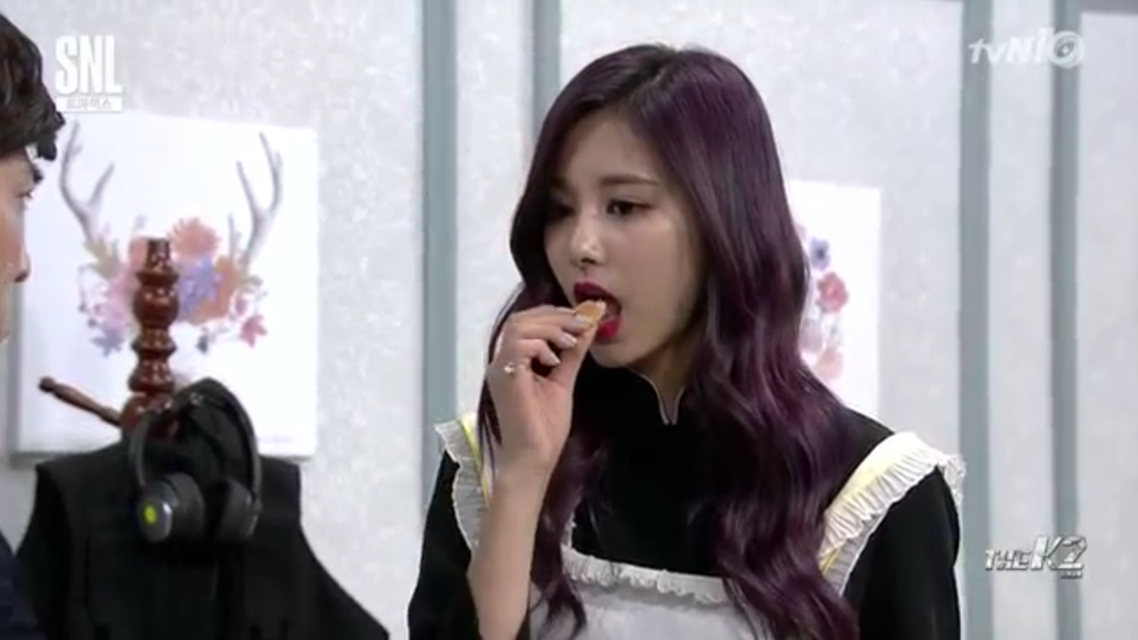 子瑜在「SNL Korea」中扮演貌美女僕，被要求試吃麵包是否有毒。圖／摘自Yo...