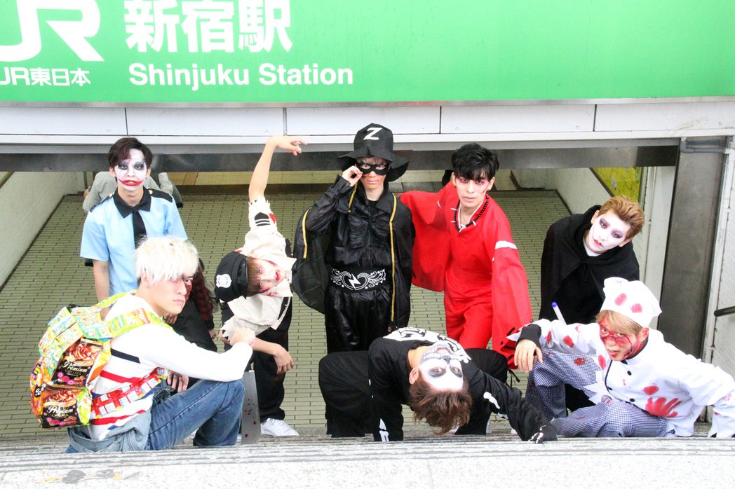 沈建宏(左下一)與韓團一級秘密共度萬聖節，還裝扮成鬼怪模樣遊走新宿街頭。圖／達騰...