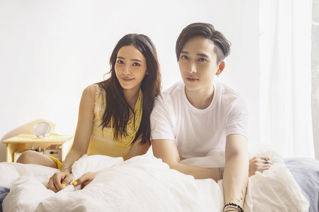 邱鋒澤(右)與女模親密拍攝MV。圖／搶手貨工作室提供
