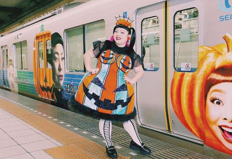 渡邊直美昨日穿著誇張的萬聖節裝扮，親自到火車上和乘客互動。圖／摘自渡邊直美 IG