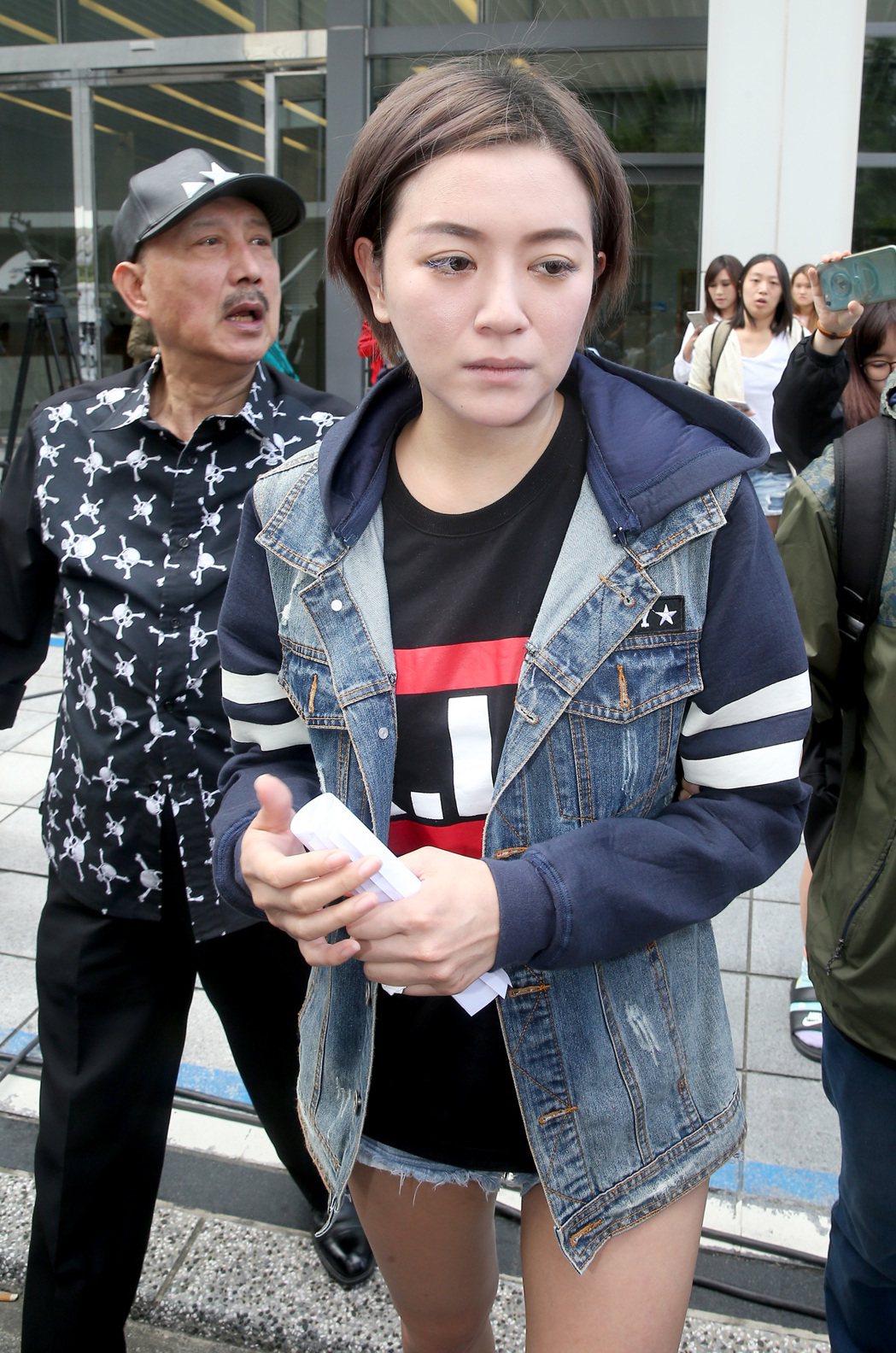藝人李妍憬（右）日前與賀姓計程車司機發生衝突，在余天（左）陪同下出面說明，她表示...