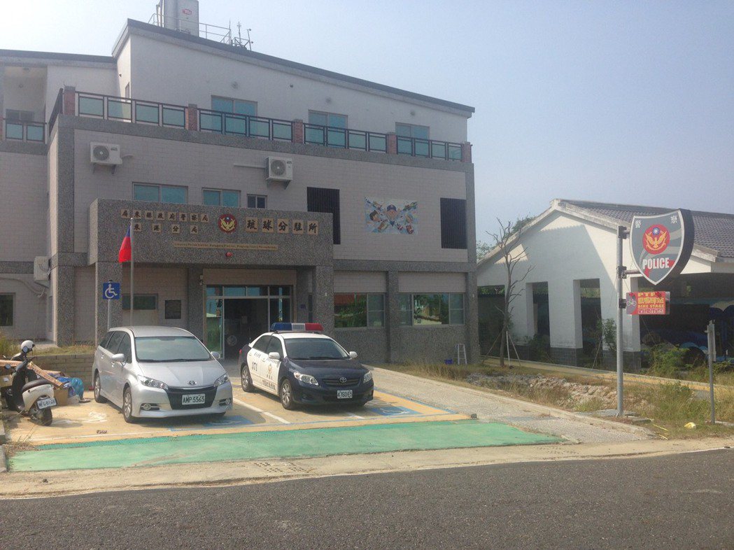 全新的琉球分駐所員警已進駐啟用，就位於鄉公所附近50公尺處。圖／東港警分局提供