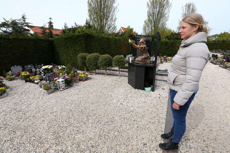 荷蘭福倫丹大火罹難者墓園的紀念銅像。 攝影／胡經周