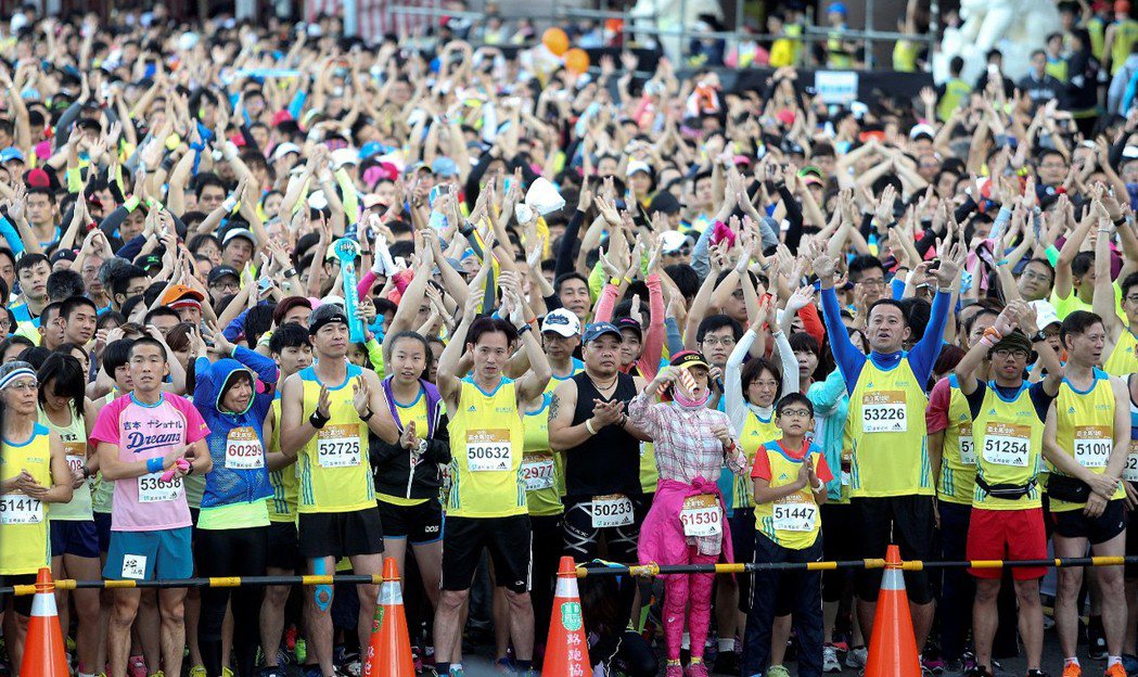 2015年台北馬拉松總計兩萬七千名跑者參與。 攝影／黃威彬