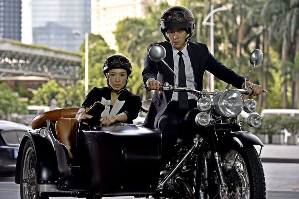 「合約男女」中鄭秀文與張孝全有騎機車搞笑的片段。圖／双喜提供