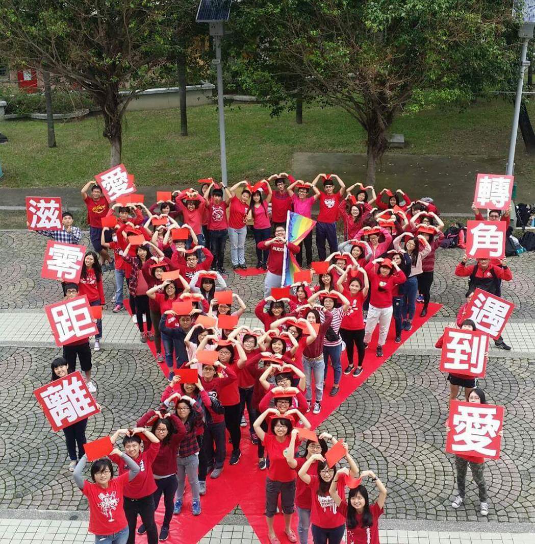 彰化衛生局去年在12月1日世界愛滋日與彰師大學生舉行「紅絲帶系列活動」。圖／彰化...