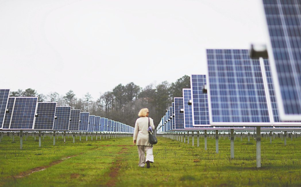 太陽能業者去年在美國新安裝的發電量一百四十六億瓦，寫下歷年來最高紀錄。 美聯社資...