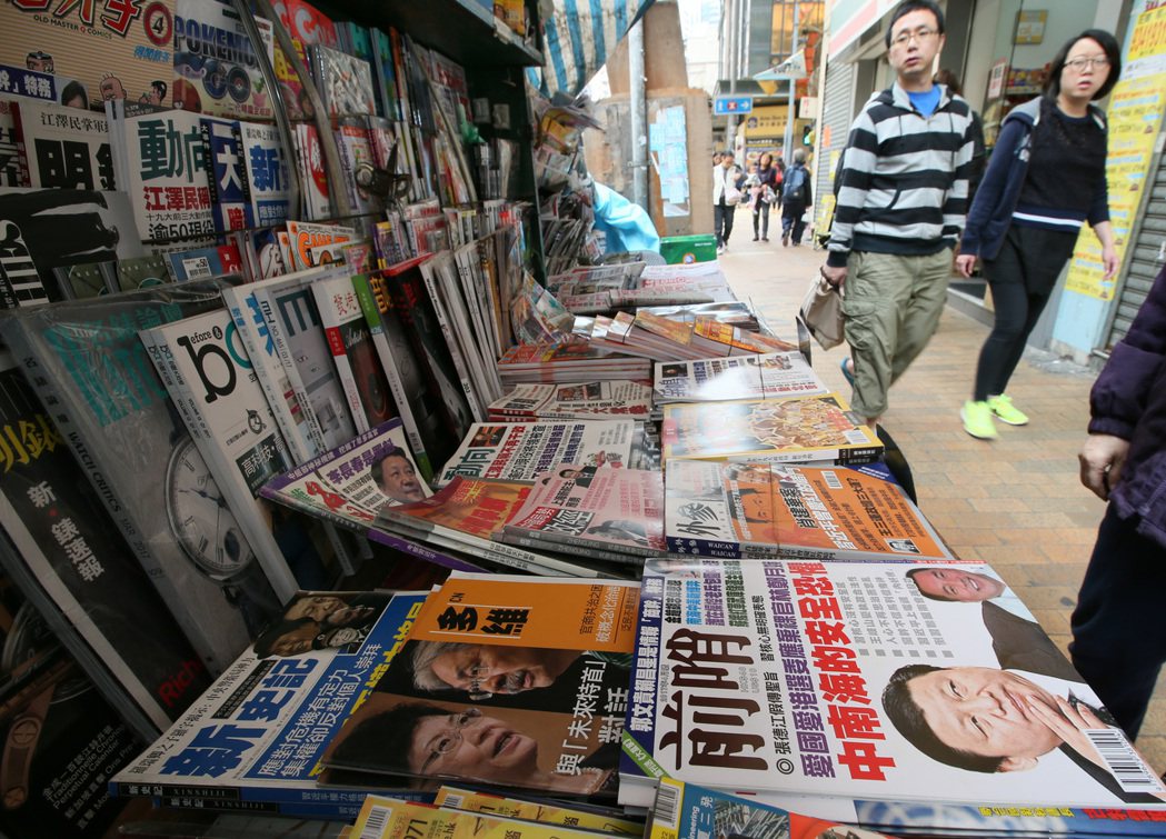 香港特首選舉將在週日舉行，兩位前朝官員對決態勢明顯，書報攤上的媒體雜誌也廣為報導...
