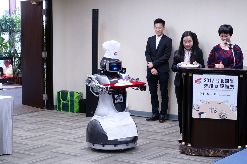 現場請來烘焙科技機器人，呼應2017烘焙展「未來」主題。記者沈佩臻／攝影