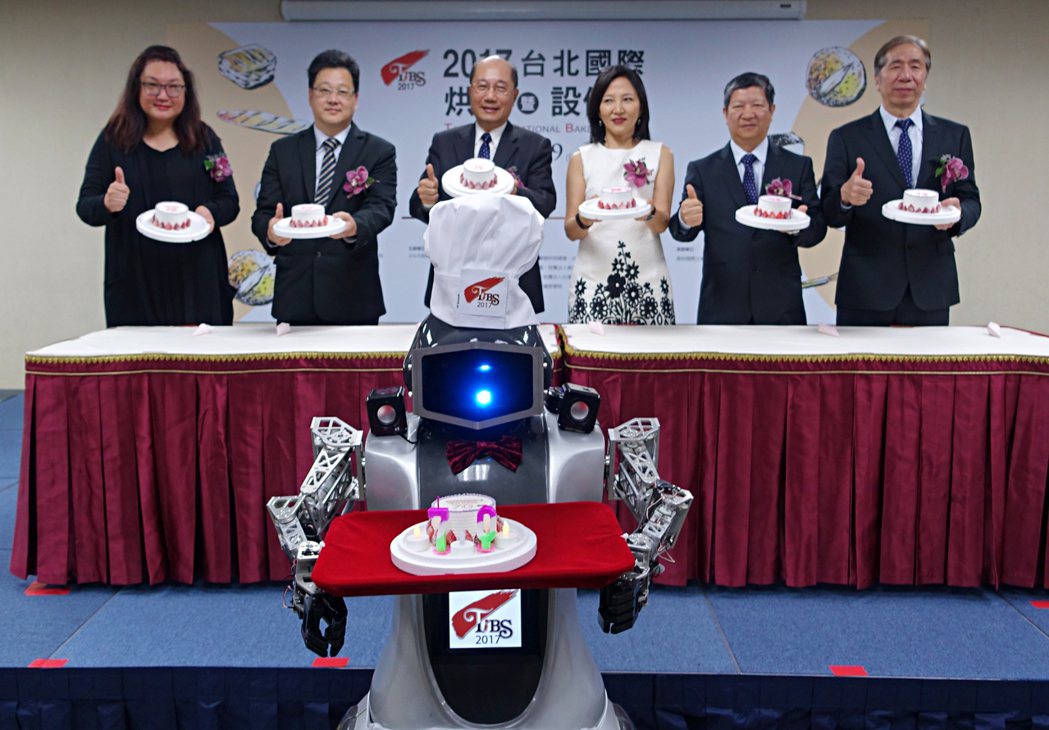 台北市糕餅商業同業公會攜手烘焙科技機器人慶生。記者沈佩臻／攝影