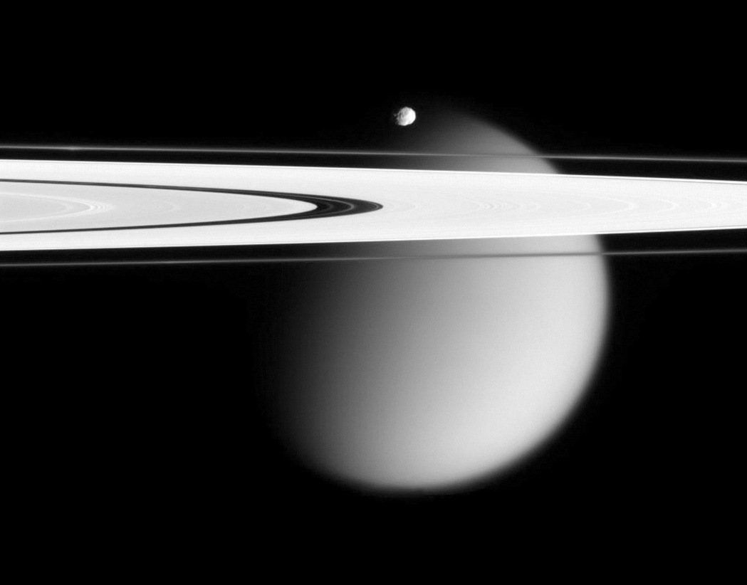 美國國家航空暨太空總署表示，無人太空船「卡西尼號」安全衝過土星與土星環之間區域，...