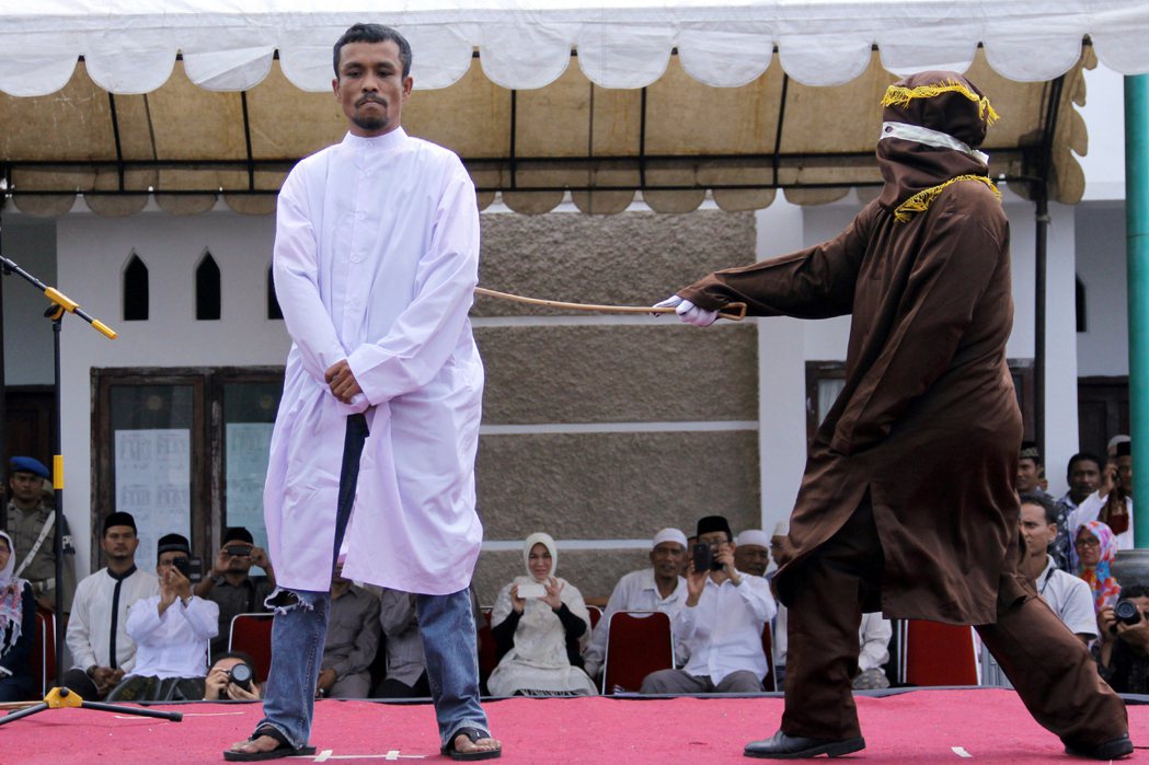 2014年，印尼亞齊省一名男子因賭博而遭鞭刑。 （美聯社）