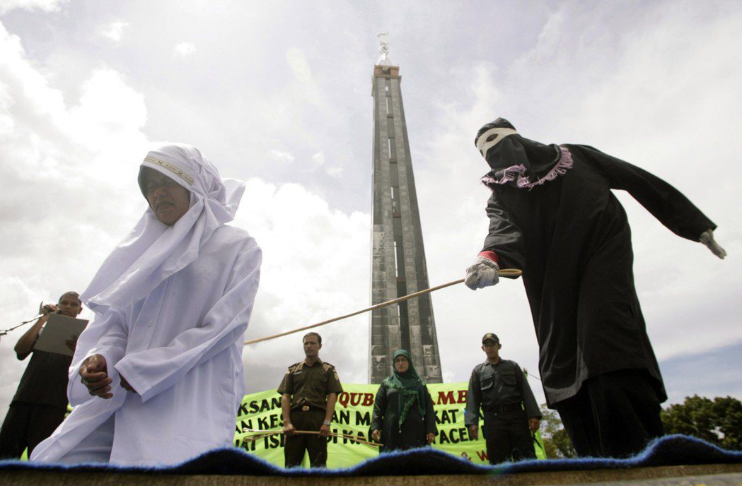 2010年，印尼亞齊省一名女子因在伊斯蘭教齋戒月期間仍擺攤賣食物，而遭鞭刑 （路...