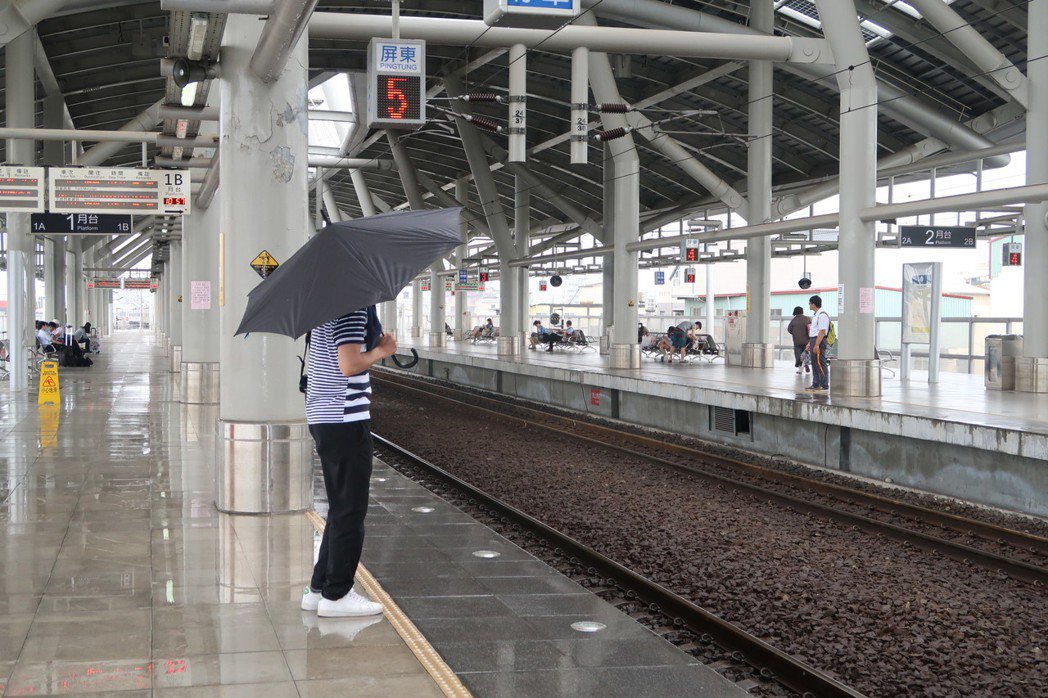 屏東人要撐傘穿雨衣等火車 潘孟安搖頭：天才設計