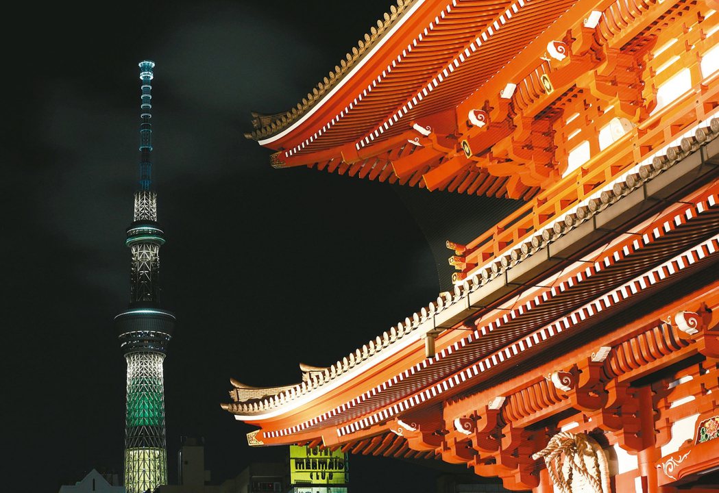 為吸引旅日遊客族，銀行紛紛祭出海外刷卡優惠。圖為東京晴空塔夜景。 路透