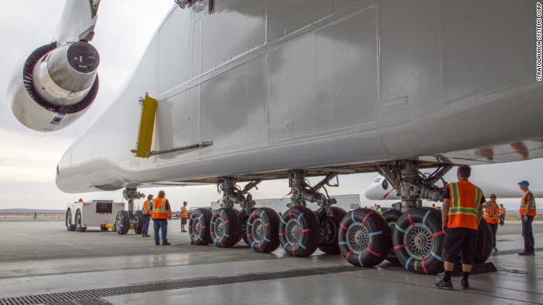 「大鵬」使用6具波音747同型號的引擎，圖為起落架部分。 圖／取自CNN