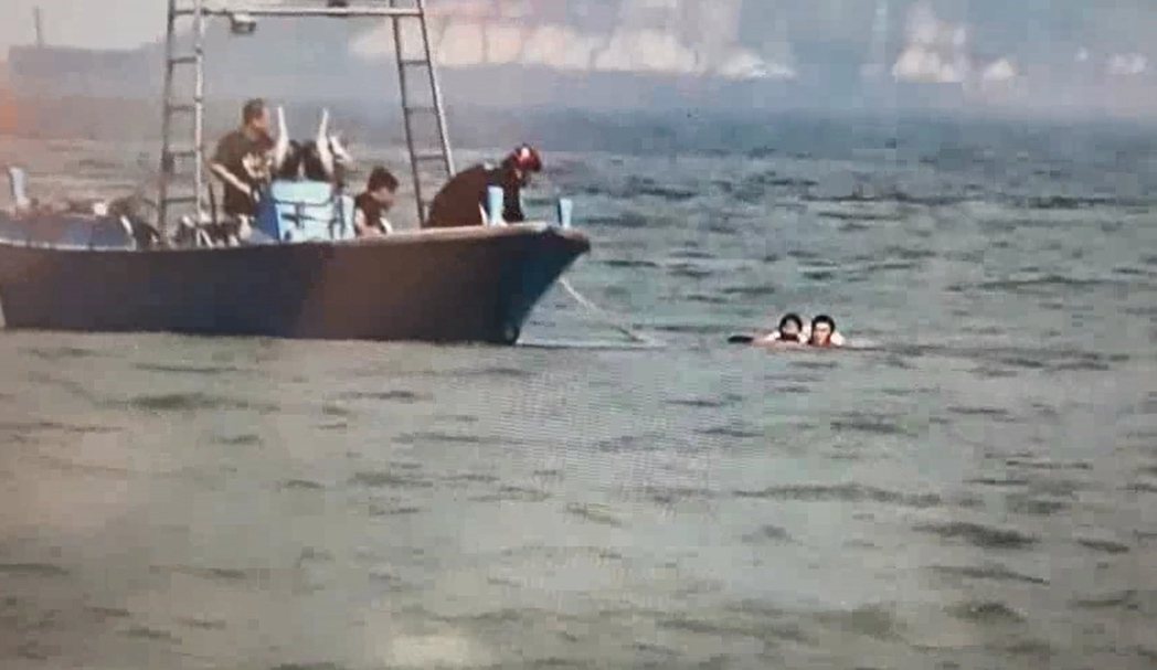 士官長陳政緯游了800多公尺，依序將3名溺水的國中生拉起，再由附近漁船接送上岸。...